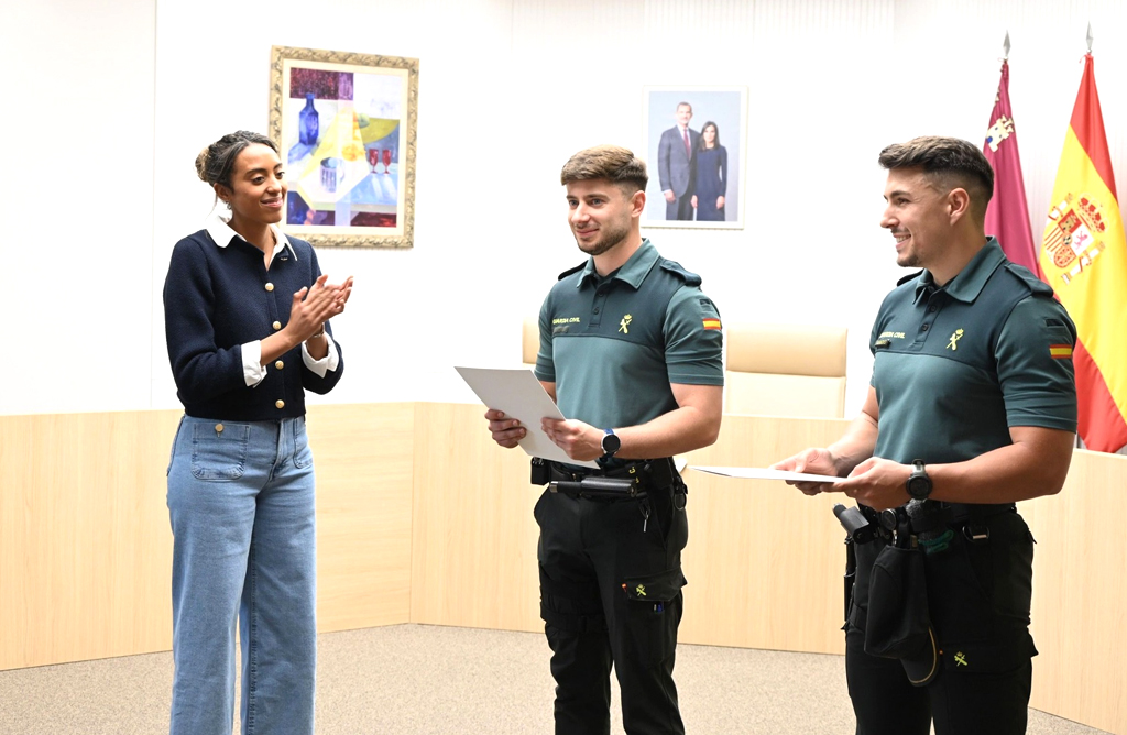Los dos guardia civiles que salvaron la vida de una beb� en Alhama reciben un reconocimiento institucional